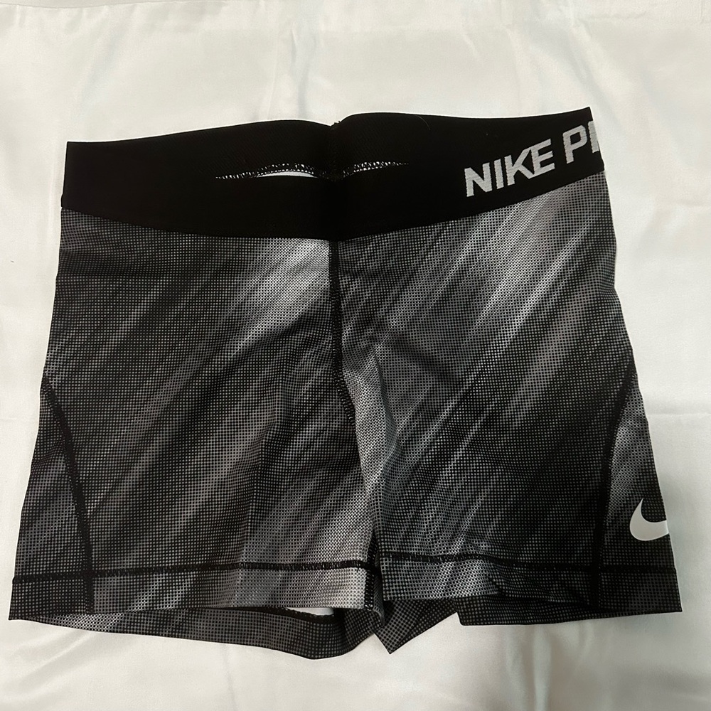 Nike pro short medium